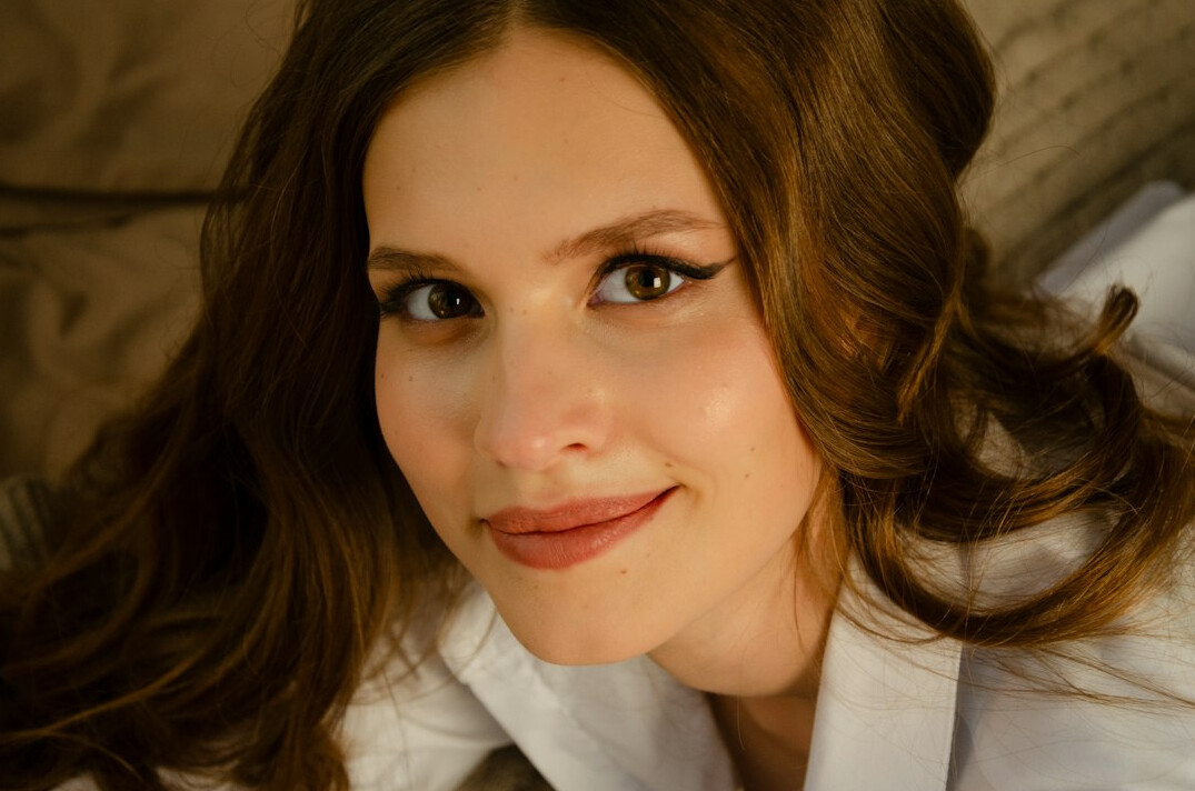 Portrait of a smiling woman with brown hair